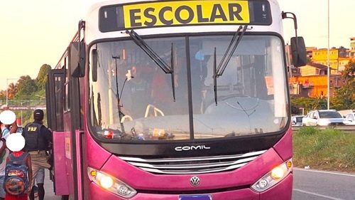 Ônibus que transportava alunos de forma irregular é autuado no interior da Bahia - simoes-filho, bahia