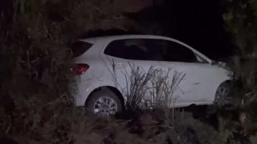 Carro bate em cerca, atravessa estrada e para do outro lado da via em Cruz das Almas - cruz-das-almas