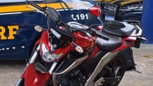 PRF apreende na BR-116 motocicleta que estava escondida em bagageiro de ônibus - feira-de-santana