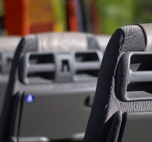 Ônibus de viagem em estrada no Brasil representando transporte rodoviário interestadual