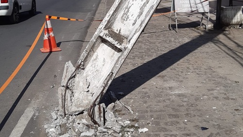 SAJ: Motorista perde controle de direção e carro bate em poste na Avenida Luíz Argolo - saj, destaque