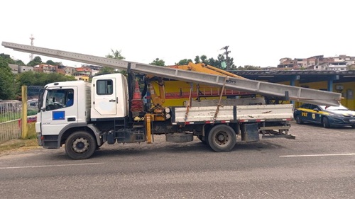 Caminhão é recolhido após transportar postes de forma irregular na BR-324 - simoes-filho, bahia