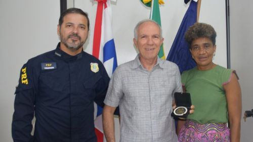 PRF realiza homenagem ao PRF Vinícius Menezes; Sr. Esmeraldo recebe Moeda Institucional - mutuipe, bahia