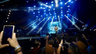 Dupla Bruno e Marrone durante show no São João de Santo Antônio de Jesus 2026, que teve aprovação de 93,3% do público.
