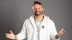Cantor Danniel Vieira durante apresentação de show na Bahia.