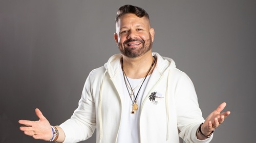 Cantor Danniel Vieira durante apresentação de show na Bahia.