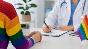 Pessoa LGBTQIAPN+ durante atendimento em unidade de saúde, destacando a importância do acolhimento sem discriminação.