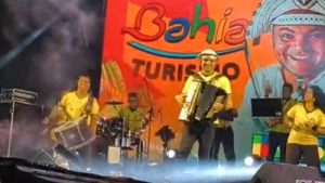 Chambinho do Acordeon durante show na última noite do São João de Santo Antônio de Jesus 2026