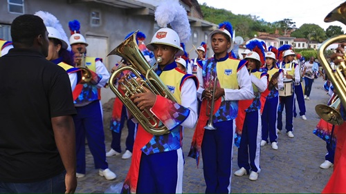 Estudantes da rede estadual desfilam em Cachoeira durante ato simbólico de transferência da capital da Bahia