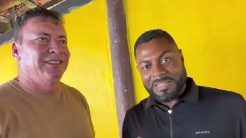 Ditinho da AviVip e o vereador Genivaldo Souza durante encontro em Camamu.