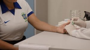 Equipe de saúde realizando testes rápidos de IST durante ação do São João em Irecê
