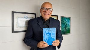 Psicólogo Jorge Soares segura o livro "O Homem e Seus Feitos: Para Humanizar-se ao Longo da História", selecionado para o Catálogo Bahia de Todos os Livros 2025.
