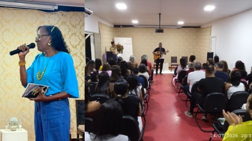 Maria do Carmo (Carminha) durante o 12º Chá Literário da Casa de Cultura de Mutuípe