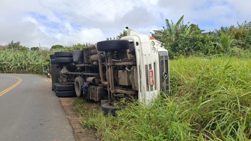 Caminhão tombado na BA-026, no trecho da Gameleira em Elísio Medrado