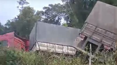 Carreta carregada de milho tomba na BA-539 em São Miguel das Matas