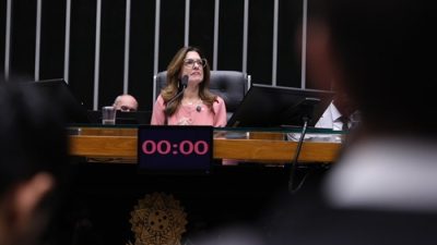 Deputada federal Rogéria Santos autora de projeto sobre proteção às mulheres vítimas de violência