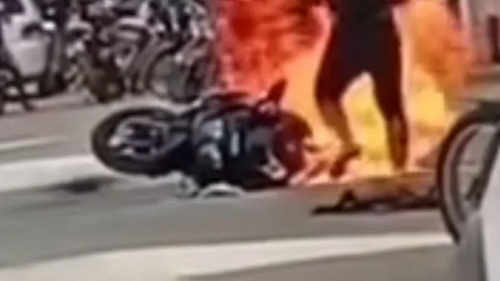 Homem ateia fogo em motocicleta após suposto surto no centro de Brejões