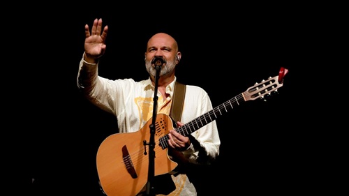 Alexandre Leão durante apresentação musical