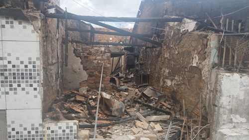 Casa pega fogo em Santo Antônio de Jesus