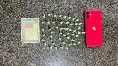 Drogas e celular apreendidos em Castro Alves