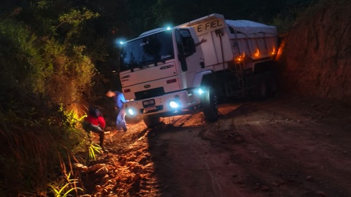 Caçamba atravessada na Ladeira da Maria Preta, em Santo Antônio de Jesus, durante período de interdição do acesso à comunidade da Boa Vista.