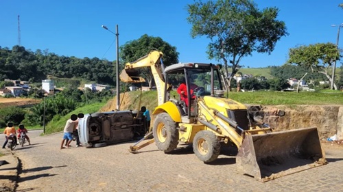Carro desce ribanceira após suposta falha nos freios em Mutuípe