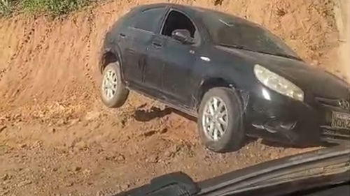 Carro preso em paredão na Ladeira da Maria Preta, em Santo Antônio de Jesus