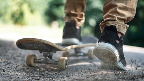 Homem andando de skate