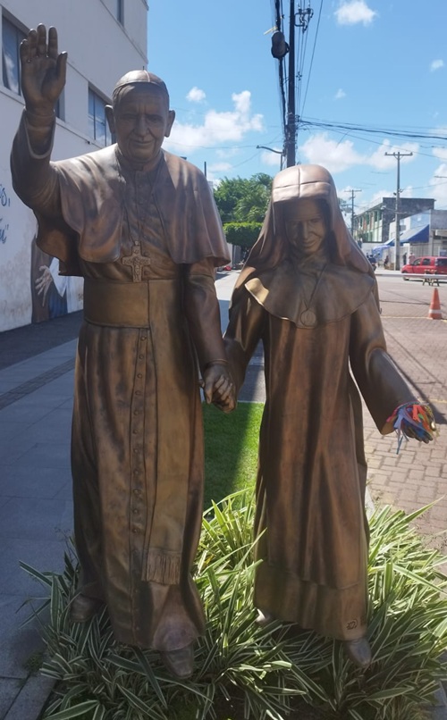 Estátuas de Papa Francisco e Santa Dulce dos Pobres em Salvador