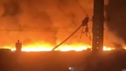 Incêndio de grandes proporções atinge área de vegetação em Caetité, com intensa fumaça cobrindo parte da região urbana.