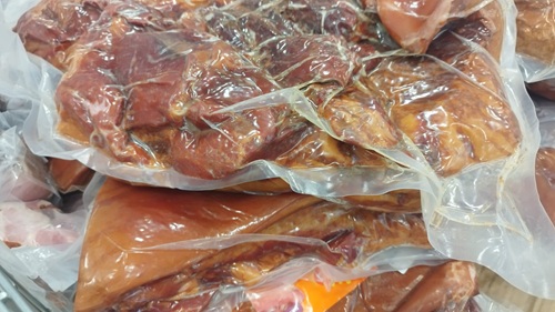 Bacon embalado em plástico em supermercado