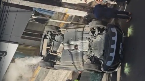 Carro capota após acidente no Centro de Santo Antônio de Jesus