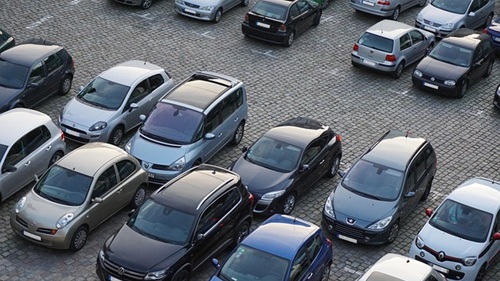 Carros seminovos estacionados