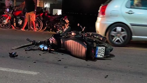 Moto caída ao chão após colisão