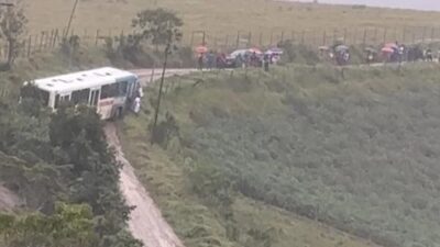 Ônibus fica atolado em ladeira na zona rural de São Felipe