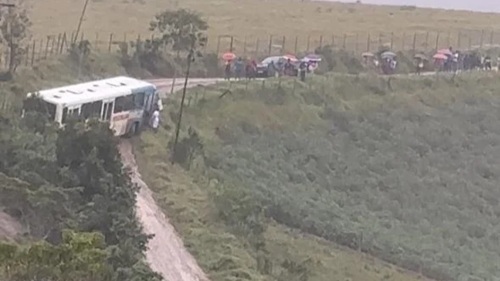 Ônibus fica atolado em ladeira na zona rural de São Felipe