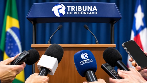 Microfones com canopla da Tribuna do Recôncavo durante uma coletiva de imprensa.