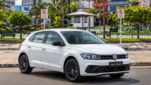 Volkswagen Polo Track branco estacionado em frente à praça Padre Mateus, em Santo Antônio de Jesus, Bahia.