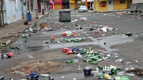 Praça Félix Gaspar com garrafas e lixo espalhados após comemoração política em Santo Antônio de Jesus