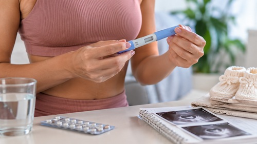 Mulher consulta informações sobre canetas emagrecedoras e planejamento reprodutivo.
