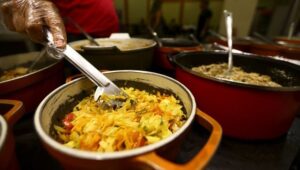 Refeição servida em restaurante durante experiência gastronômica