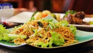 Refeição saudável com alimentos variados