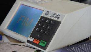 Urna eletrônica durante eleição