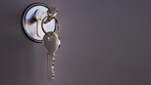 Chave representando a compra segura de terreno e lote regularizado