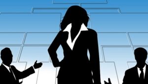 Executiva em ambiente corporativo durante atividade profissional