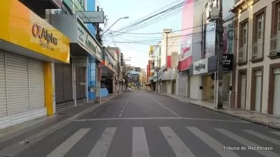 Comércio fechado no centro de Santo Antônio de Jesus durante período de restrições