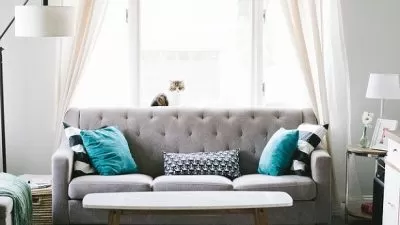 Sala de imóvel residencial com cortinas e ambiente interno