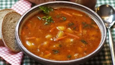 Sopa cremosa de batata com carne desfiada e macarrão