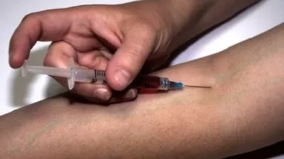 Pessoa recebendo aplicação de vacina por meio de injeção