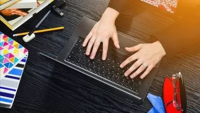 Mulher estudando no notebook para qualificação profissional